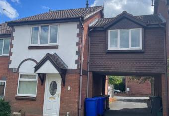 The Swallows Popular Location 3 Bedroom House FREE WI-FI and SKY TV IN ALL ROOMS has Balcony rooms