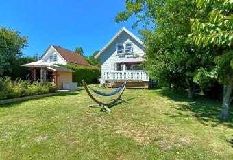 Bubbles Breakfast and Spa has rooms with a private hot tub