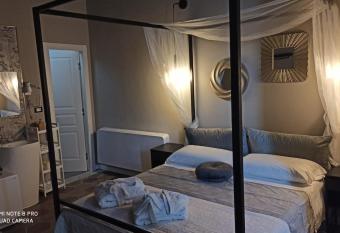 Palazzo Lupinacci - dimora storica Bed and breakfast has rooms with a private hot tub