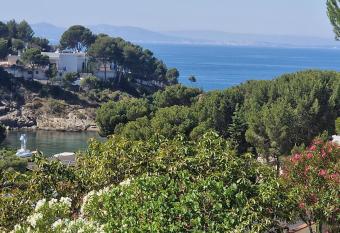 Ginette allows 18 year olds to book a room