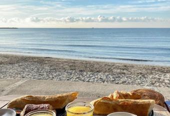 Joli appartement cosy    2km des plages allows 18 year olds to book a room