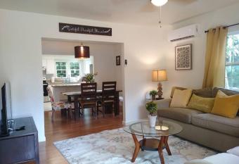 La casa chica, close to Downtown and CSU, Chico allows 18 year olds to book a room