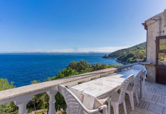 Merag Sunrise Apartment has Balcony rooms