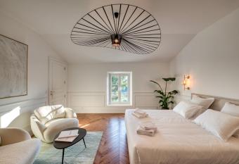 L Iris de Suse allows 18 year olds to book a room