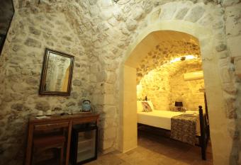BABIL ANTIQUE HOTEL has rooms with a private hot tub