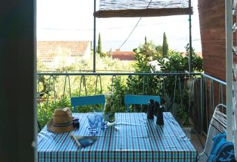 little mediterranean holiday house with sea view has Balcony rooms