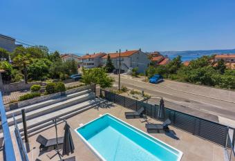 Happynest has Balcony rooms