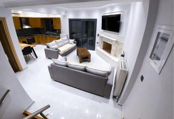 Deluxe furnished apartment (In the city center) has Balcony rooms