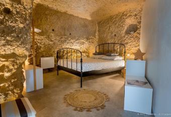 La cav  e du coteau, petit cocon troglodytique has rooms with a private hot tub