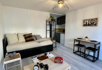 Faubourg des voyageurs n  4 has Balcony rooms