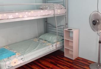Homestay Idaman Tun Hussein - Harga untuk 1 rumah ,1 bilik ,1 bilik air 4 single bed - Not Sharing has Balcony rooms