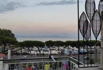 Appartamento sul lungomare con terrazza panoramica has Balcony rooms
