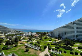 #902 MARINA RIVIERA BAY - Marina Baie des Anges allows 18 year olds to book a room