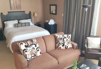 The Perfect Staycation - Blue Mountain Studio has Balcony rooms