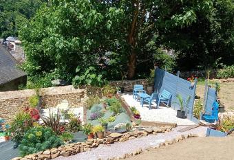 Chambre d hote Familiale de la maison Bleue has Balcony rooms
