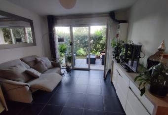 T2 rez de jardin Fr  jus allows 18 year olds to book a room