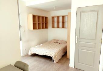 Tr  s sympathique Appartement plein c  ur de ville allows 18 year olds to book a room