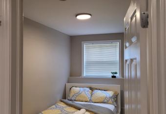 Cozy 1-bedroom place with free parking allows 18 year olds to book a room