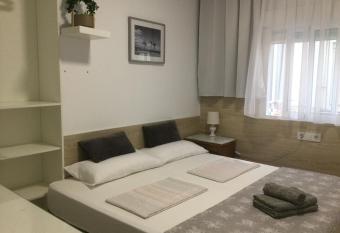 LIA Habitaciones allows 18 year olds to book a room