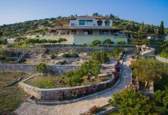 Villa Agnantio has Balcony rooms