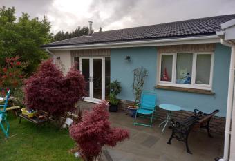 No 9 Manor Way has Balcony rooms