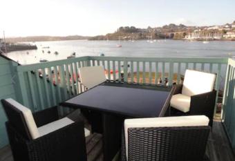 4 bed spacious modern townhouse with spectacular views over the river tamar has Balcony rooms