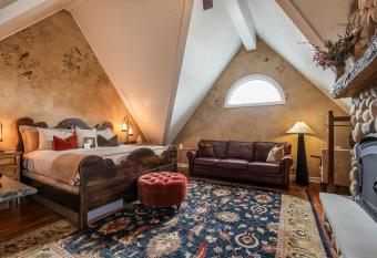 Harvey House Bed And Breakfast has rooms with a private hot tub