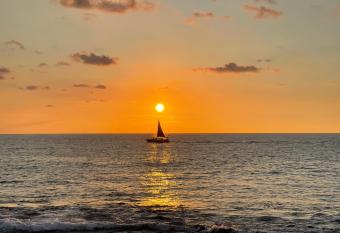 Private Queen bedroom Shared Apartment in Kona near shoreline town allows 18 year olds to book a room