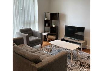Luxe High rise Apartment with beautiful views & free parking allows 18 year olds to book a room