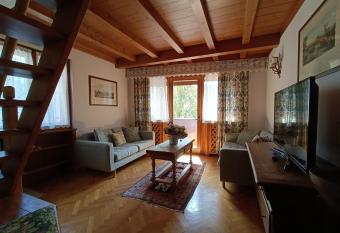 Luxury Panoramic 3BR Apt 2min to Centre 5min to Lifts has Balcony rooms