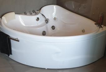 Little Robin Gate - Free Parking - Central - 10 min Walk to Train Station allows 18 year olds to book a room