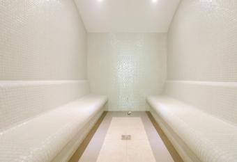 Horizon Lux Apartment & Spa has rooms with a private hot tub