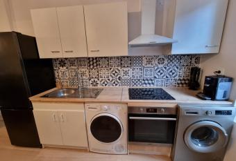 Priv  e : Jacuzzi + sauna + billard + jeux SO has rooms with a private hot tub