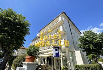 HOTEL PIGALLE has Balcony rooms