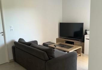 Chambre confortable dans appartement neuf chez l habitant has Balcony rooms