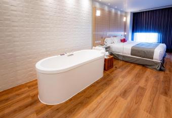 Ramada Encore by Wyndham Guadalajara Aeropuerto has rooms with a private hot tub
