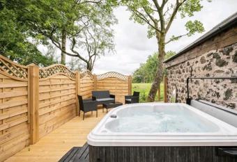Squirrel Cottage has rooms with a private hot tub