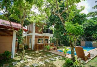 Balay Greenika Alfonso Nature Resort has Balcony rooms