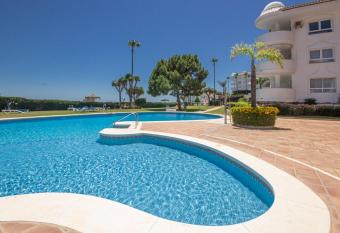 wonderful 2 bed Apartment with stunning sea views has Balcony rooms