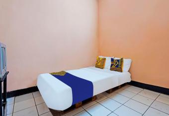 SPOT ON 91367 Rumah Bundo Syariah allows 18 year olds to book a room