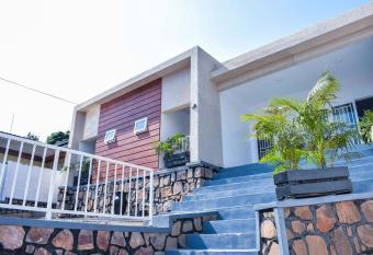 INZOZI AFRICA HOUSE B&B-Gishushu has Balcony rooms