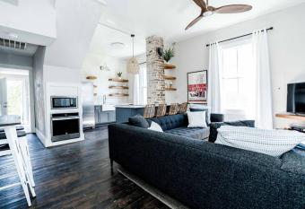 Historic 1800's Charmer has Balcony rooms