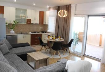 Apartment Sweet Luciana - Kastel Kambelovac has Balcony rooms