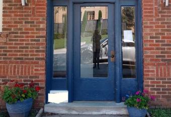 Cherry Street Vintage Apartment-Free Parking! allows 18 year olds to book a room