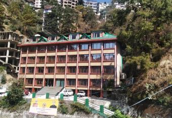 Hotel dee park allows 18 year olds to book a room