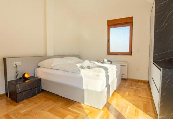 Exclusive Penthouse Old town with sauna and jacuzzi has rooms with a private hot tub