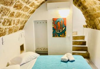 Vecchia Casa kamara allows 18 year olds to book a room