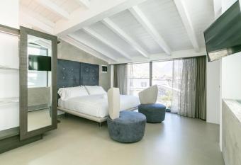 DOMUS CAVOUR Rooms&Suites has Balcony rooms