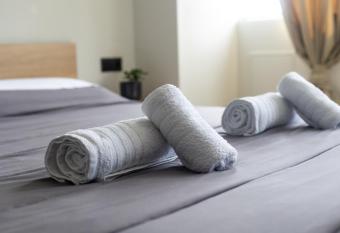 Sky View apartment has rooms with a private hot tub