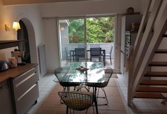 Bel appartement    100m de la plage dans les pins Aper  u mer, wifi has Balcony rooms